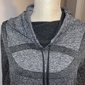 UNDER ARMOUR - Threadborne Cowl Neck Top